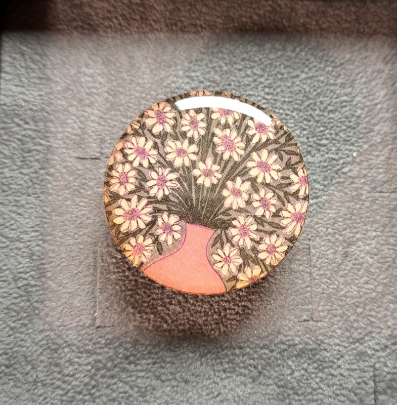 Anello regolabile in legno di tiglio e ottone satinato decorato con vaso di fiori, fatto a mano in Italia