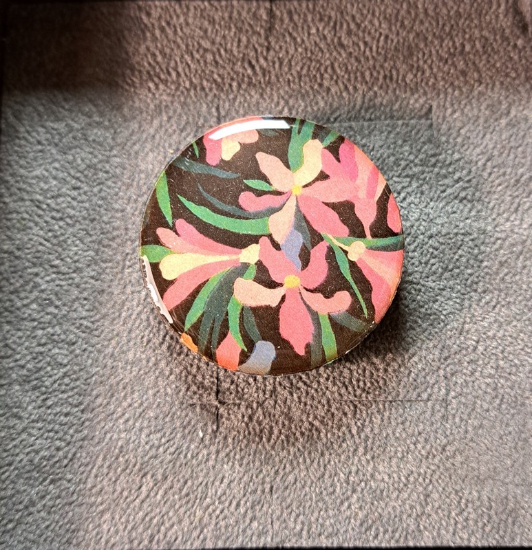 Anello regolabile in legno di tiglio e ottone satinato decorato con fiori fucsia su fondo nero e verde, fatto a mano in Italia