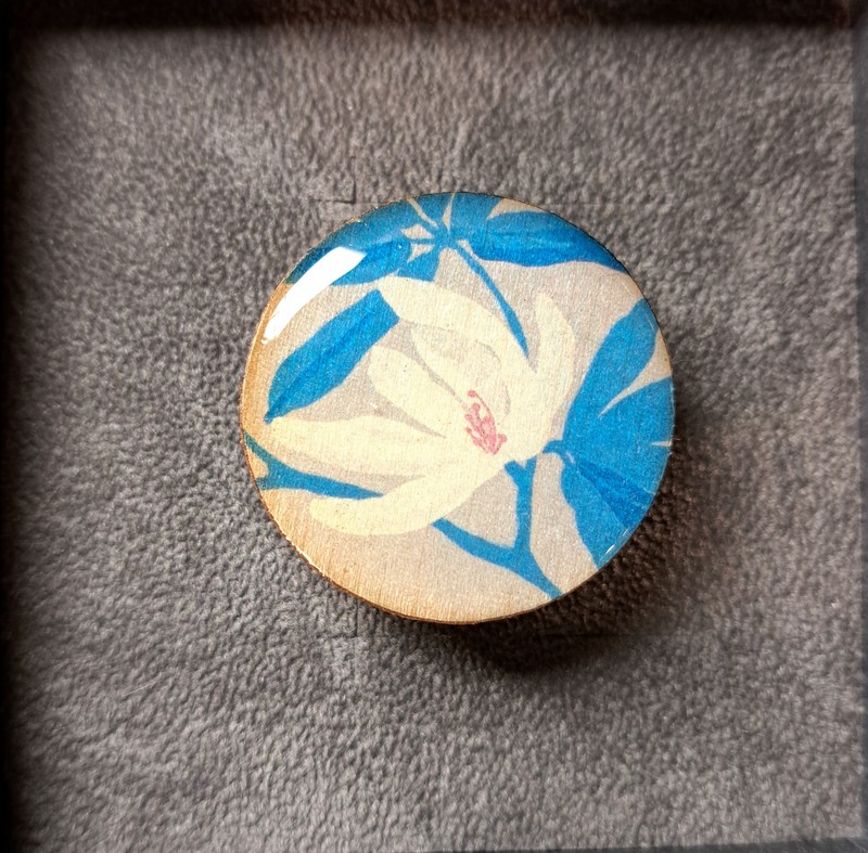 Anello regolabile in legno di tiglio e ottone satinato decorato con fiore bianco su fondo blu e beige, fatto a mano in Italia