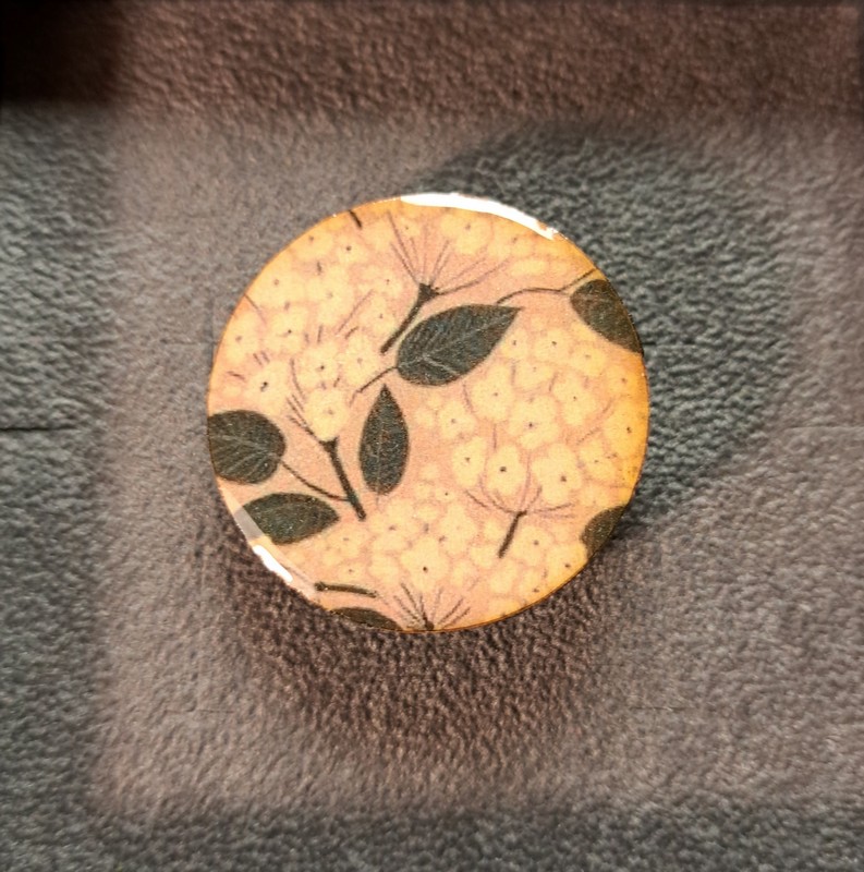 Anello regolabile in legno di tiglio e ottone satinato decorato con fiori bianchi con foglie, fatto a mano in Italia