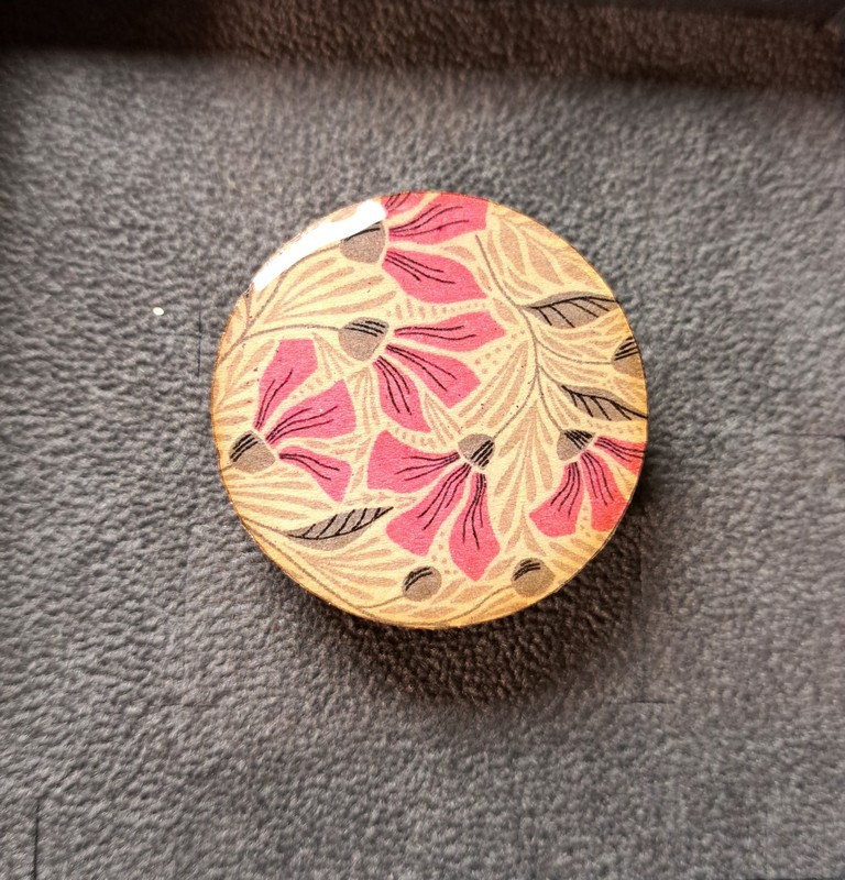 Anello regolabile in legno di tiglio e ottone satinato decorato con fiori rosa, fatto a mano in Italia