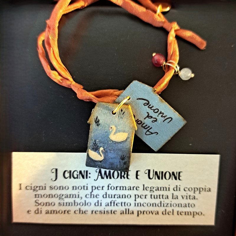 Braccialetto in seta decorato con pietre e casette di legno laccato raffiguranti cigni con dedica “Amore e unione”, fatto a mano in Italia