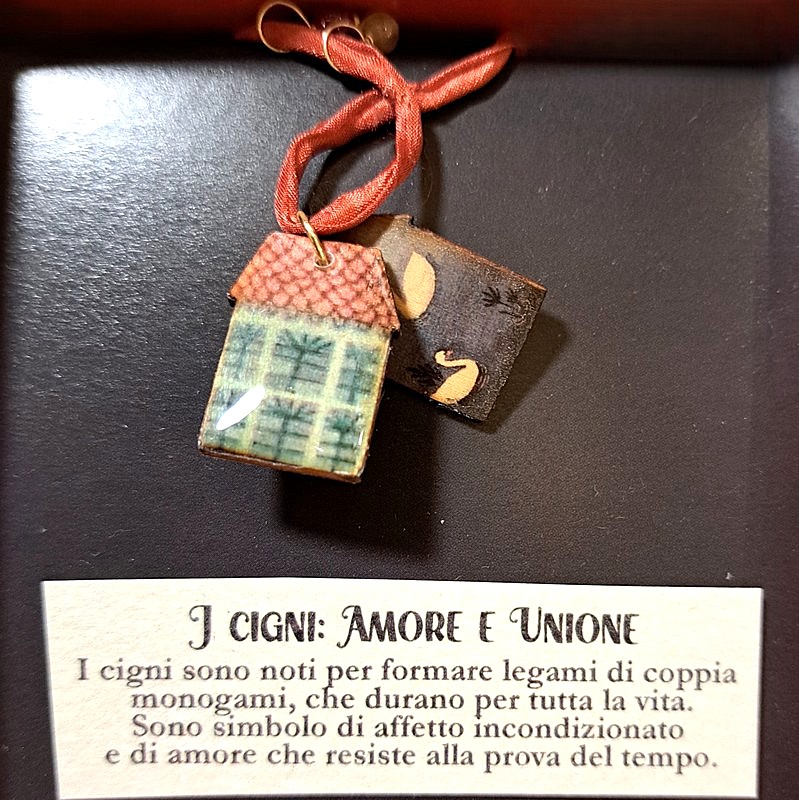 Braccialetto in seta decorato con pietre e casette di legno laccato raffiguranti cigni con dedica “Amore e unione”, fatto a mano in Italia