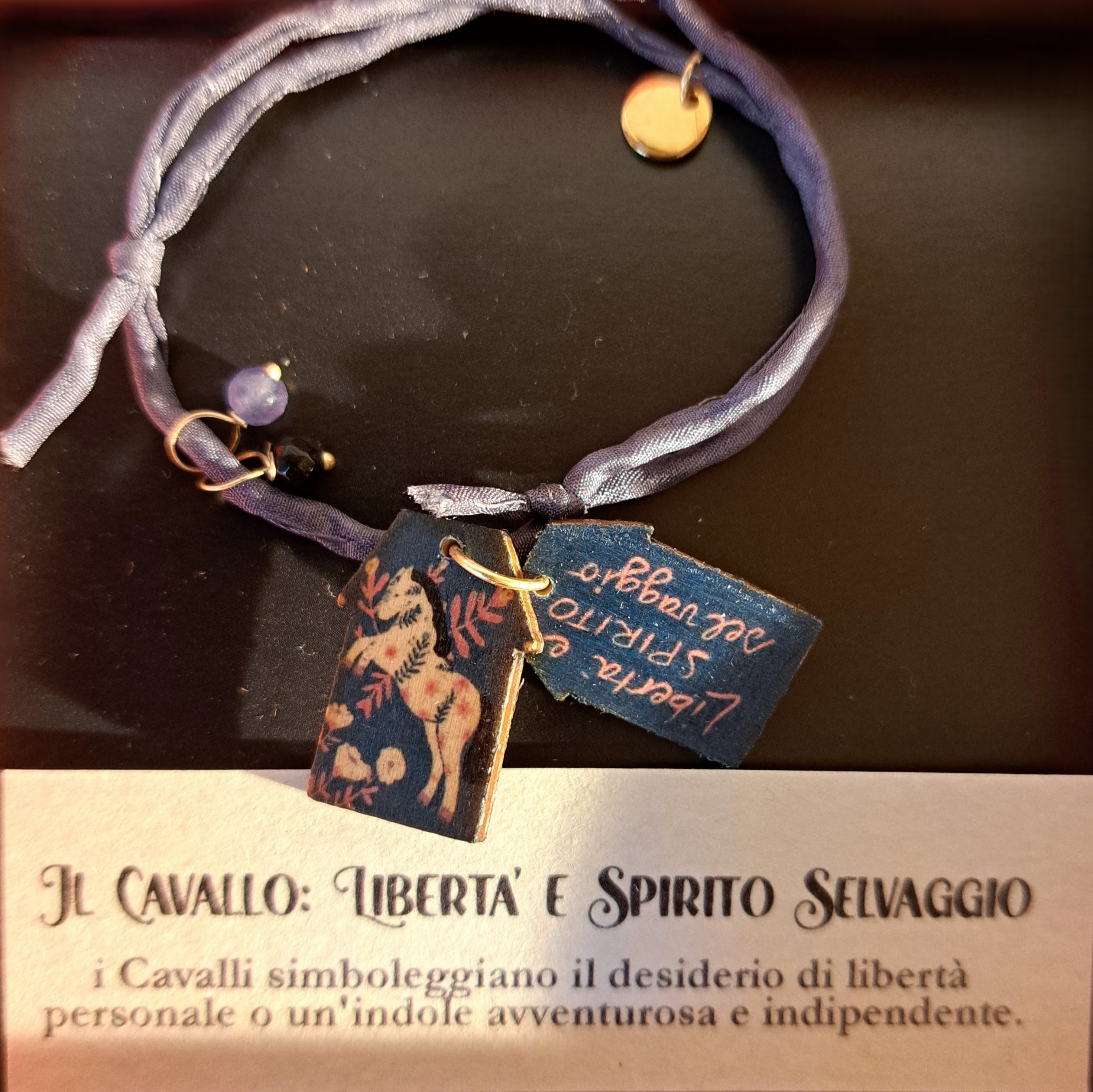 Braccialetto in seta decorato con pietre e casette di legno laccato raffiguranti un cavallo con dedica “Libertà e spirito selvaggio”, fatto a mano in Italia