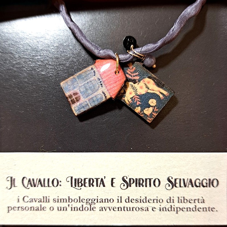 Braccialetto in seta decorato con pietre e casette di legno laccato raffiguranti un cavallo con dedica “Libertà e spirito selvaggio”, fatto a mano in Italia
