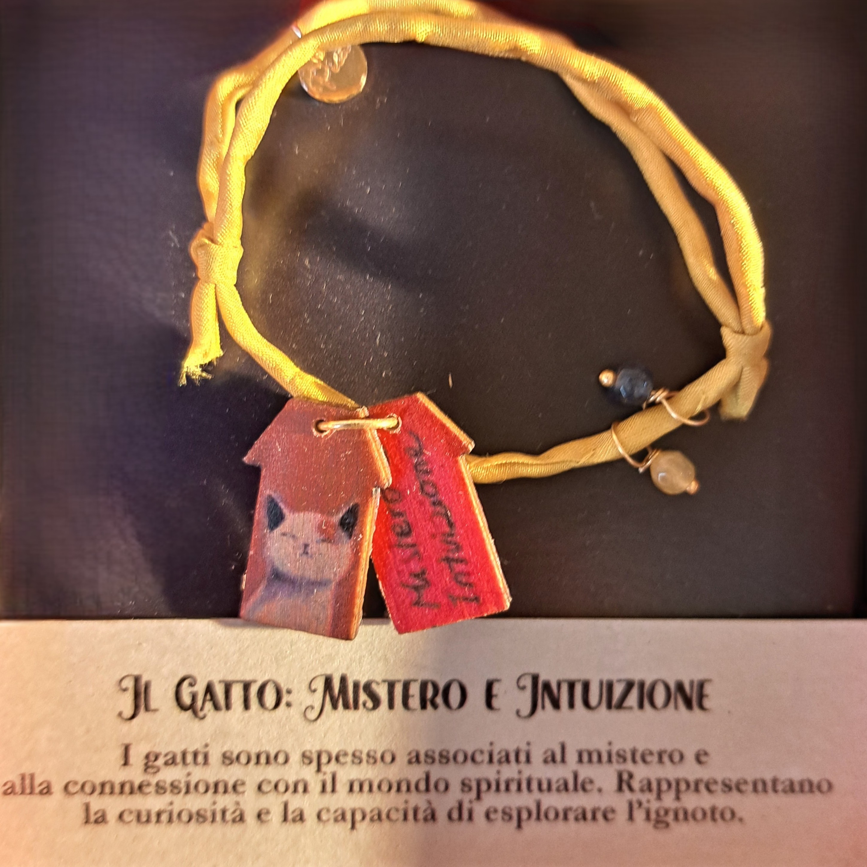 Braccialetto in seta decorato con pietre e casette di legno laccato raffiguranti un gatto con dedica “Mistero e intuizione”, fatto a mano in Italia