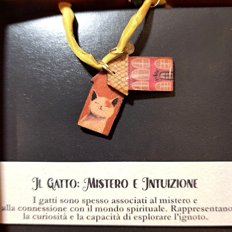 Braccialetto in seta decorato con pietre e casette di legno laccato raffiguranti un gatto con dedica “Mistero e intuizione”, fatto a mano in Italia