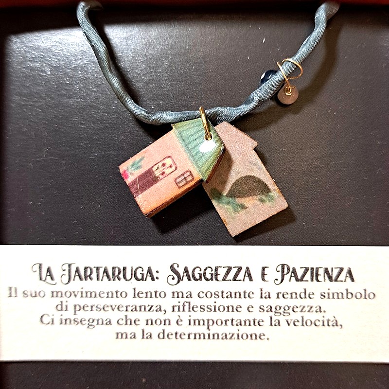 Braccialetto in seta decorato con pietre e casette di legno laccato raffiguranti una tartaruga con dedica “Saggezza e pazienza”, fatto a mano in Italia