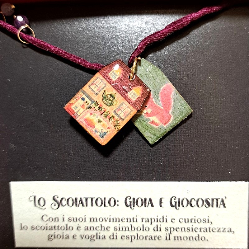 Braccialetto in seta decorato con pietre e casette di legno laccato raffiguranti uno scoiattolo con dedica “Gioia e giocosità