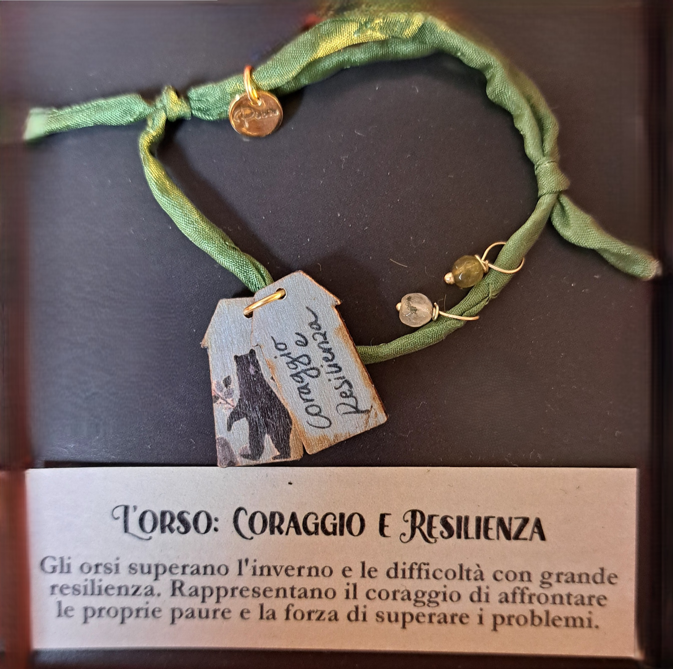 Braccialetto in seta decorato con pietre e casette di legno laccato raffiguranti un orso con dedica 