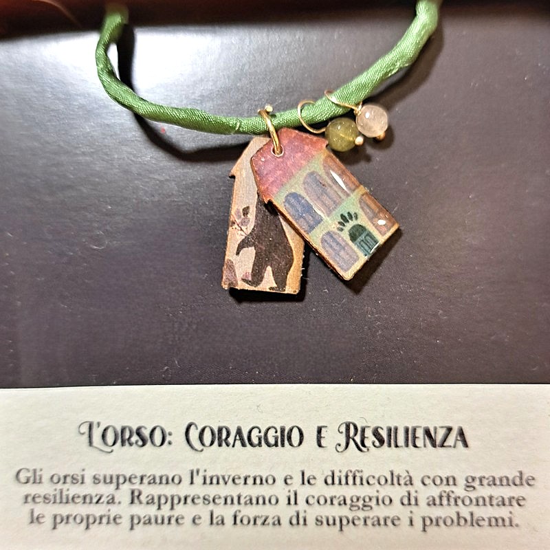 Braccialetto in seta decorato con pietre e casette di legno laccato raffiguranti un orso con dedica 