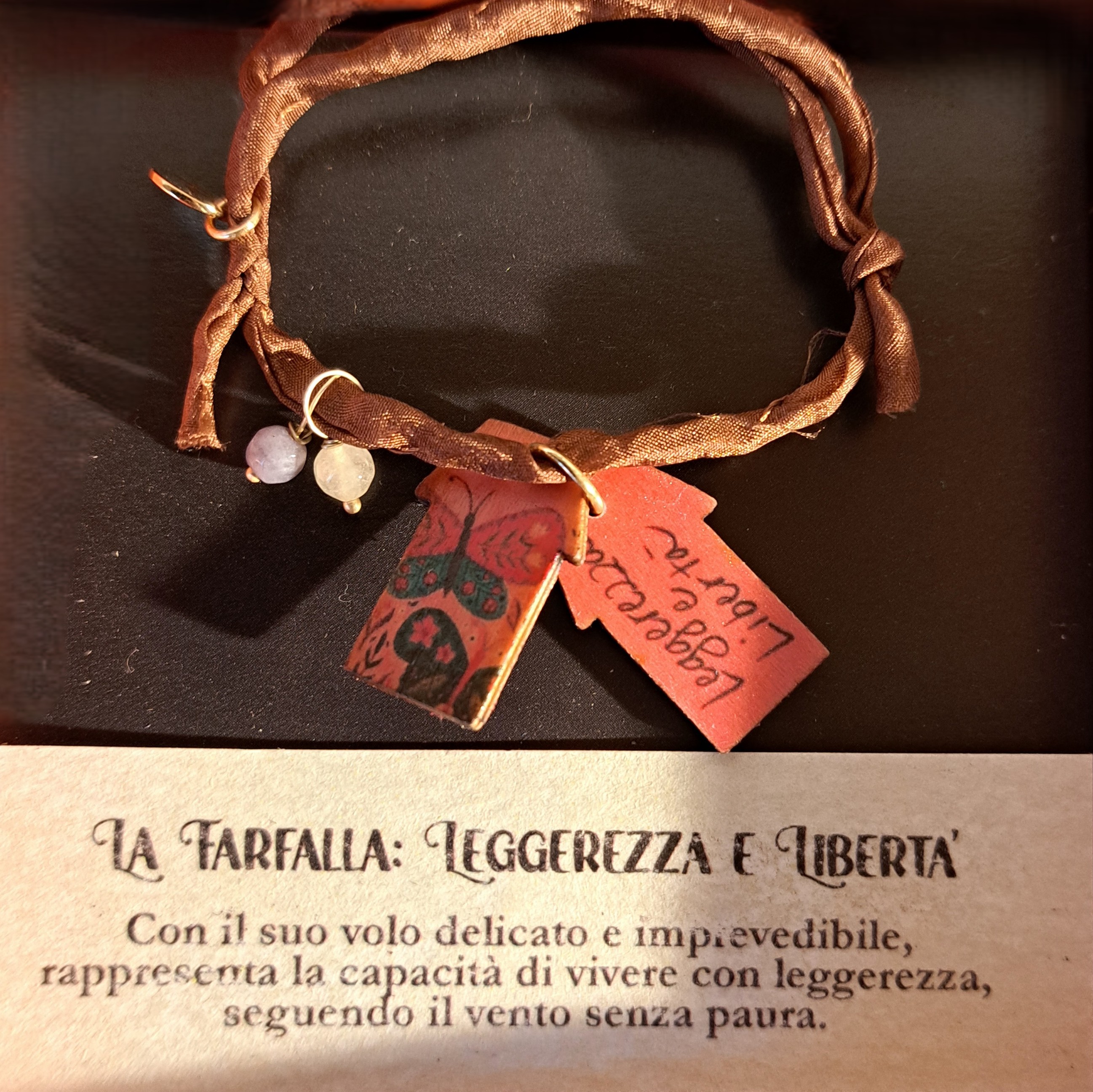 Braccialetto in seta decorato con pietre e casette di legno laccato raffiguranti una farfalla con dedica 