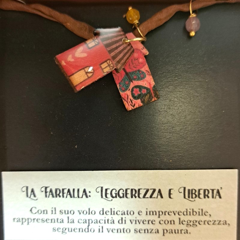 Braccialetto in seta decorato con pietre e casette di legno laccato raffiguranti una farfalla con dedica 