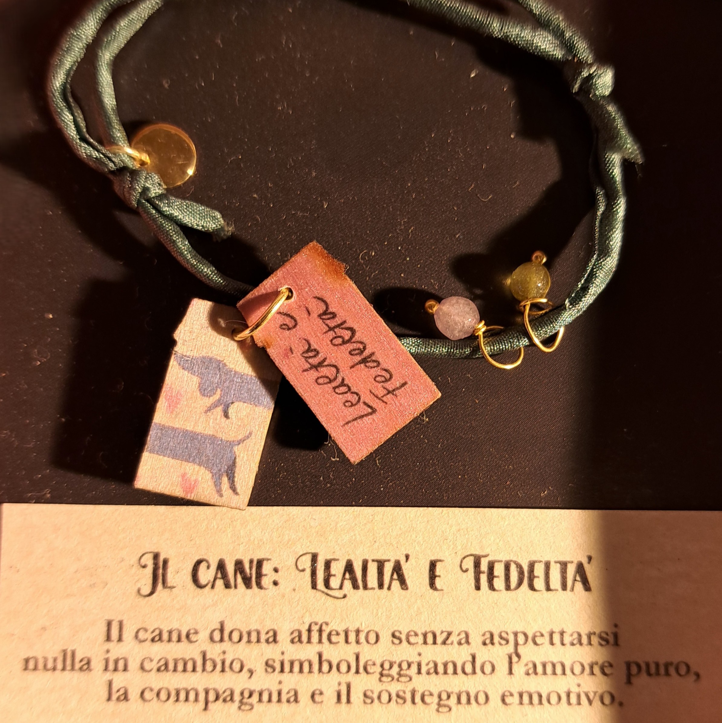 Braccialetto in seta decorato con pietre e casette di legno laccato raffiguranti un cane con dedica 