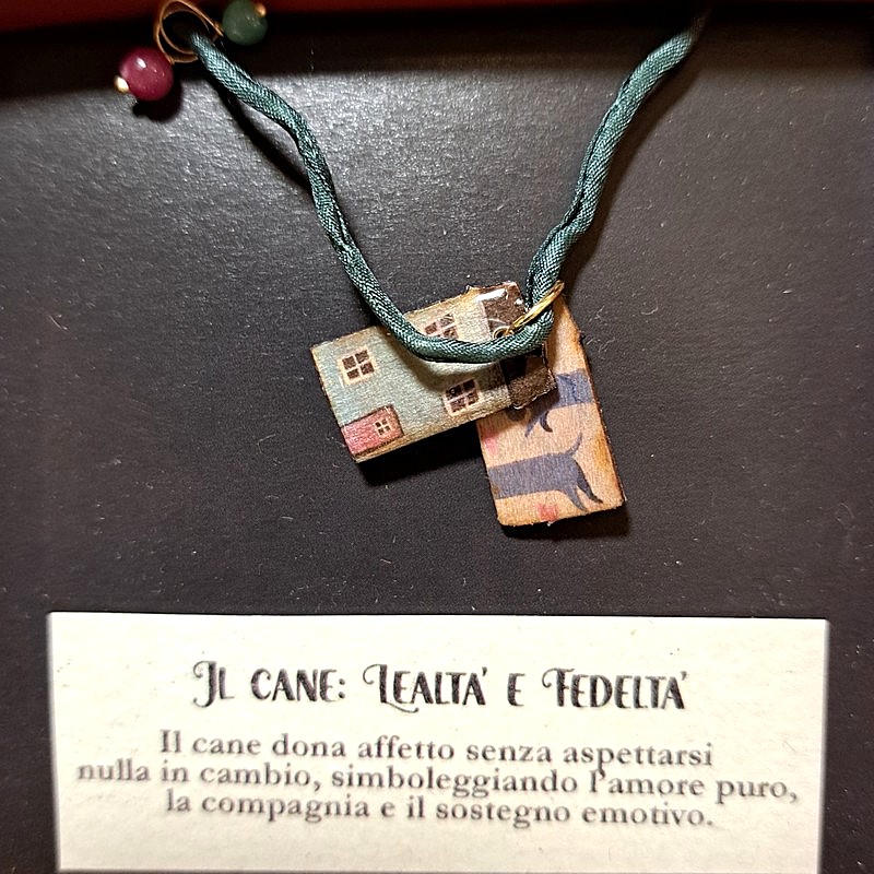 Braccialetto in seta decorato con pietre e casette di legno laccato raffiguranti un cane con dedica 