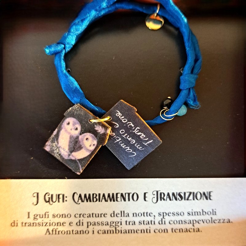 Braccialetto in seta decorato con pietre e casette di legno laccato raffiguranti gufo con dedica “Cambiamento e transizione”, fatto a mano in Italia