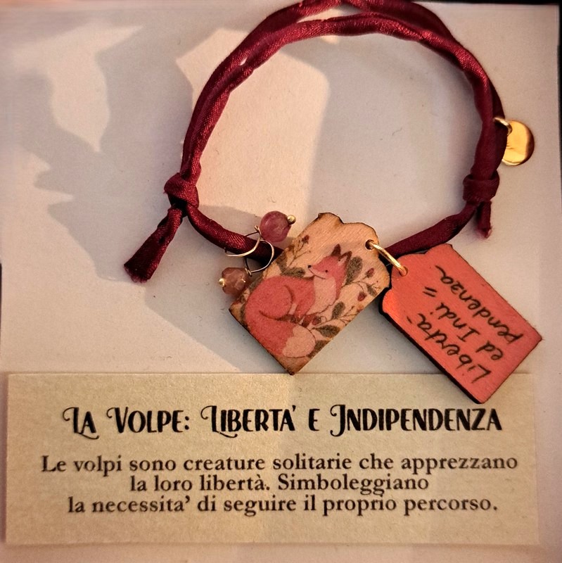 Braccialetto in seta decorato con pietre e casette di legno laccato raffiguranti una volpe con dedica “Libertà e indipendenza”, fatto a mano in Italia