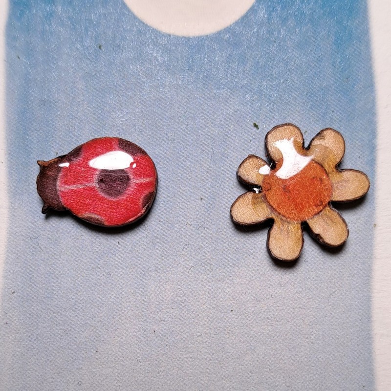 Orecchini lobo artigianali fatti a mano in Italia in legno resinato a forma di coccinella e fiore, perno in acciaio senza nickel