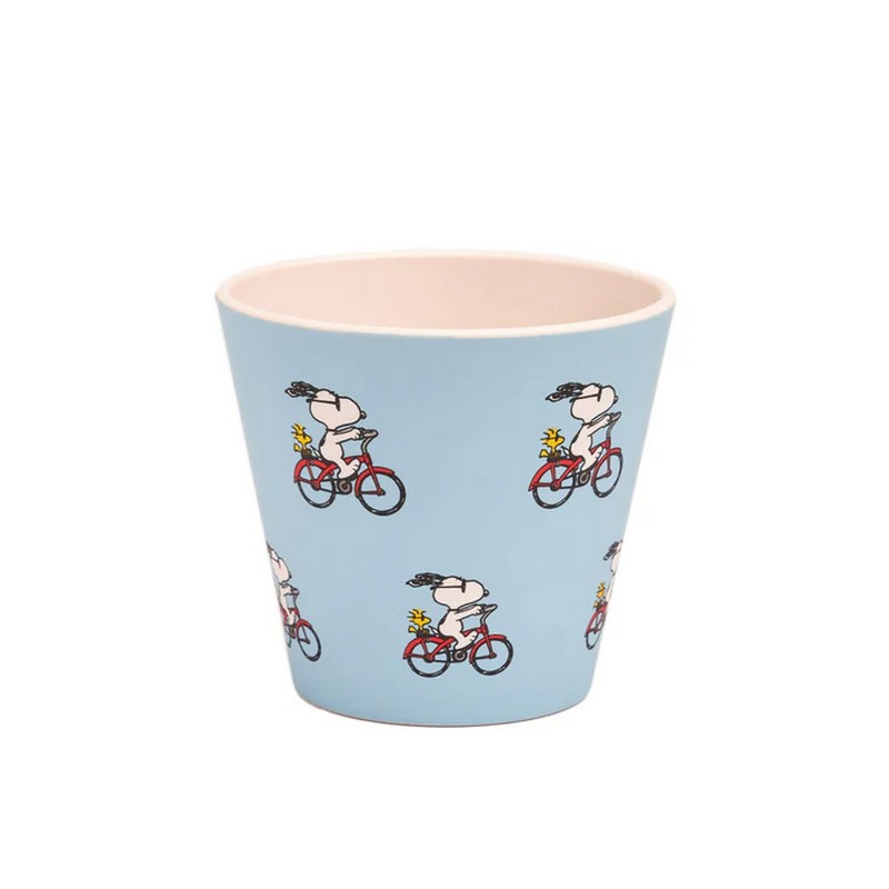 Tazzina azzurra da caffè in materiale riciclato decorata con Snoopy in bici