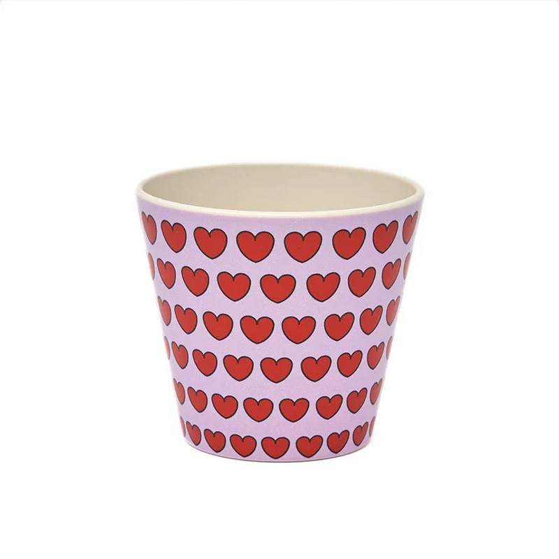 Tazzina rosa da caffè in materiale riciclato decorata con cuori rossi