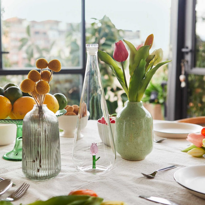Bottiglia in vetro borosilicato con tappo e decoro interno fatto a mano a forma di tulipano rosa