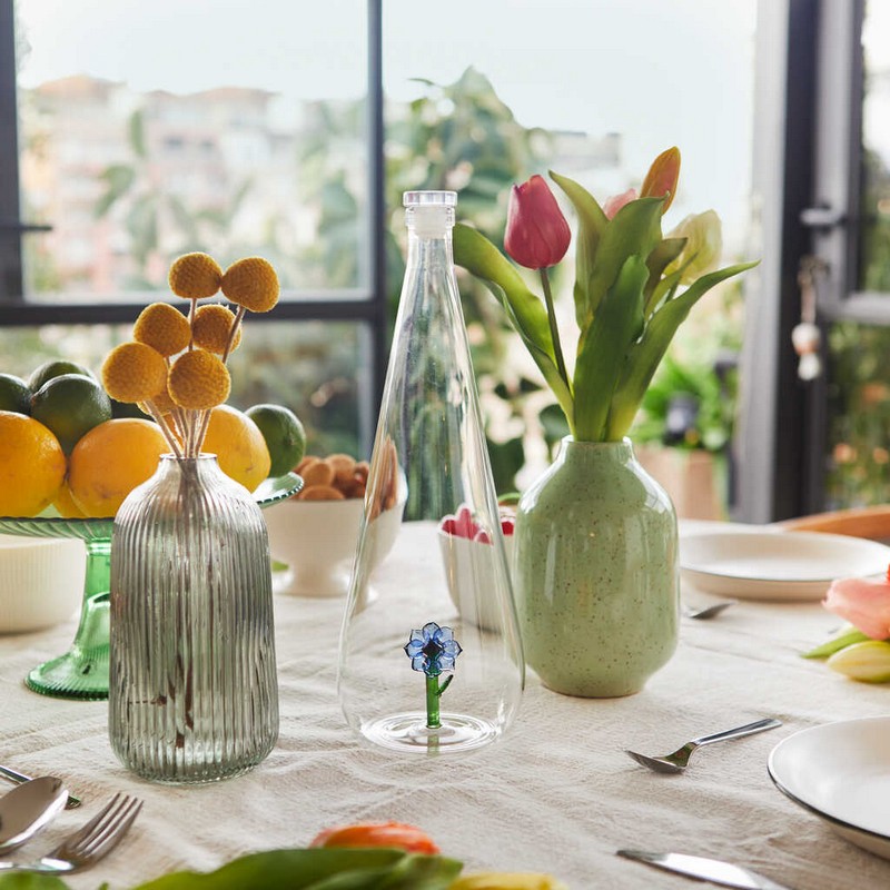 Bottiglia in vetro borosilicato con tappo e decoro interno fatto a mano a forma di fiore di anemone blu