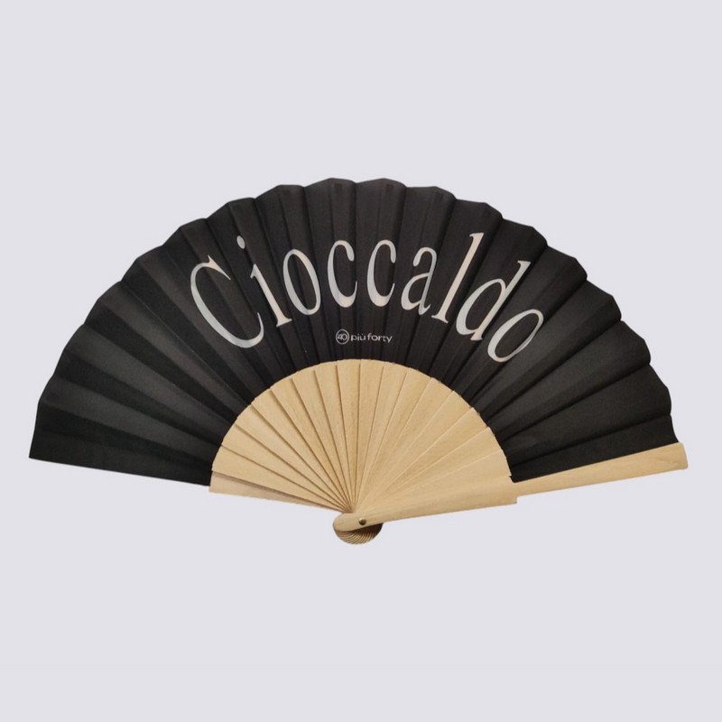 Ventaglio nero in bambù decorato con scritta “Cioccaldo”