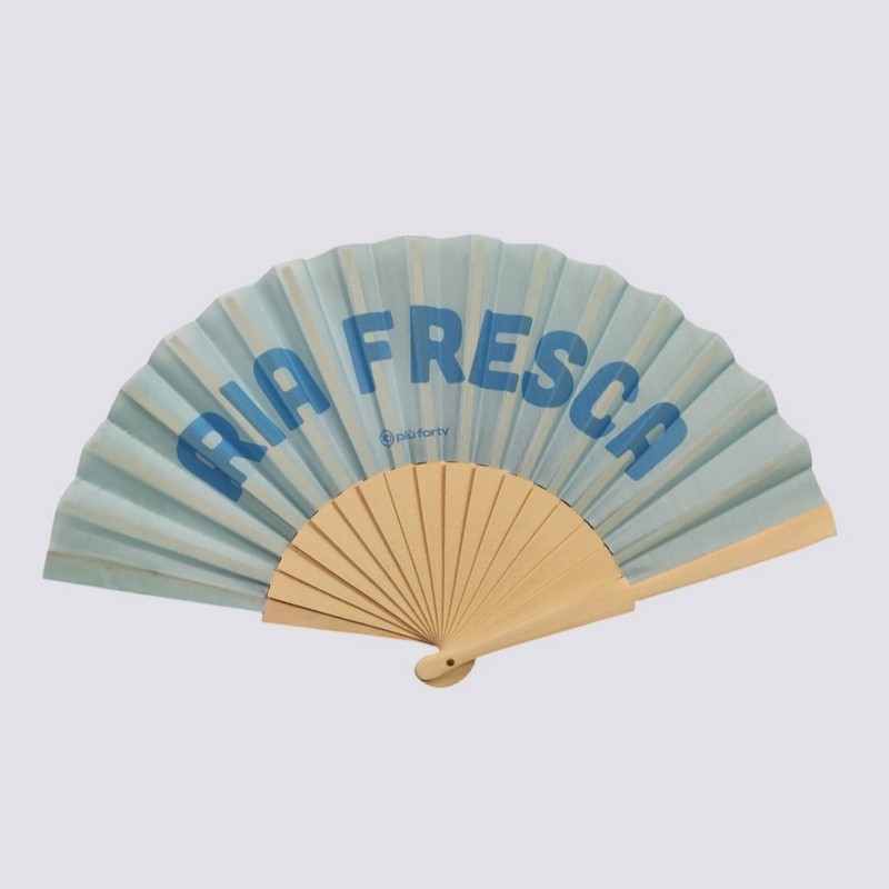 Ventaglio azzurro in bambù decorato con scritta 
