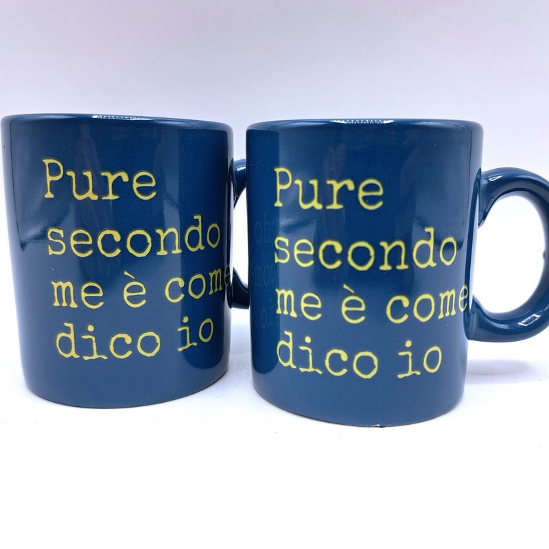 Set di 2 tazzine da caffè blu con manico decorate con scritta “Pure secondo me è come dico io”