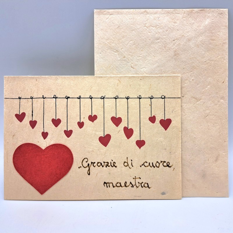 Biglietto artigianale per maestre decorato con cuori e scritta “Grazie di cuore maestra”, busta inclusa