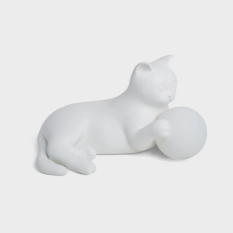 Lampada da tavolo Birba a forma di gatto bianco in resina e polvere di marmo con sfera luminosa in vetro