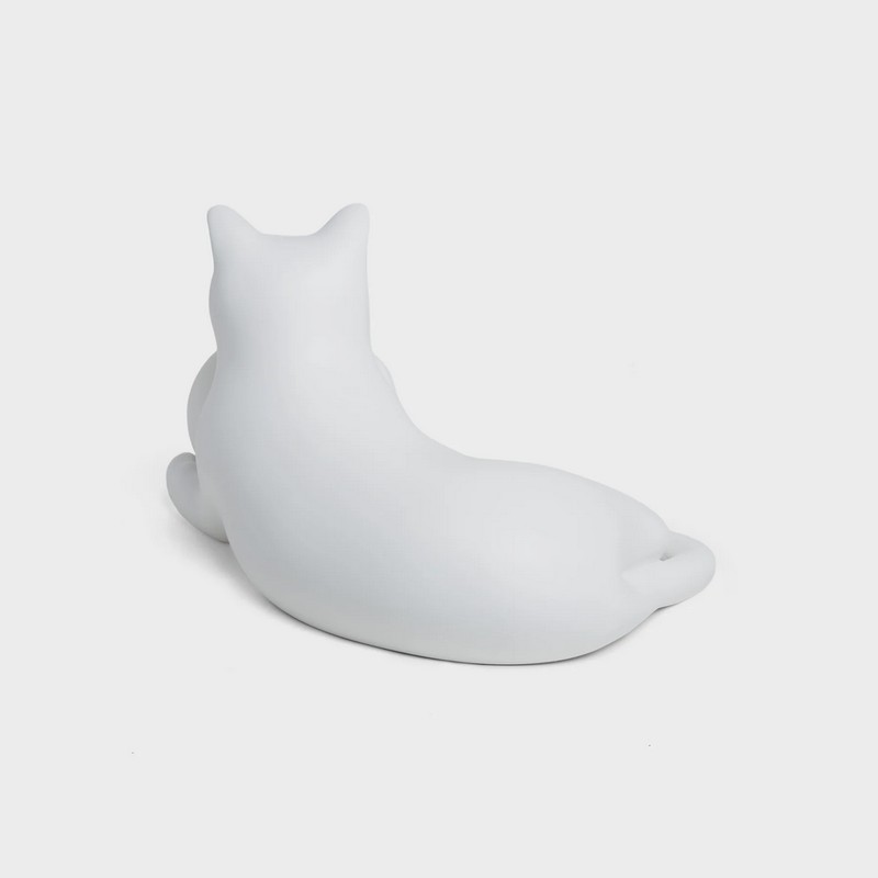 Lampada da tavolo Birba a forma di gatto bianco in resina e polvere di marmo con sfera luminosa in vetro