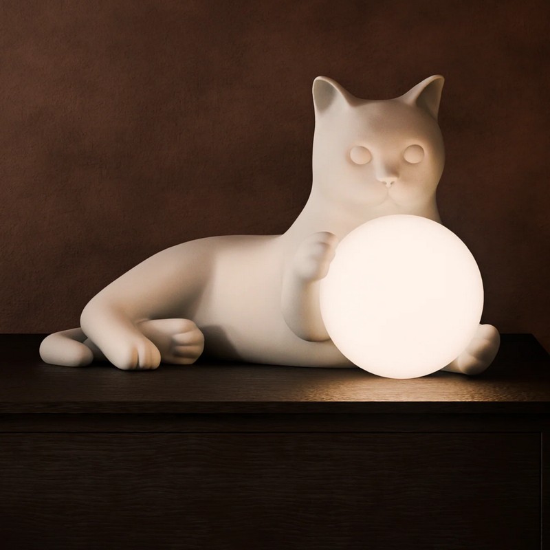 Lampada da tavolo Birba a forma di gatto bianco in resina e polvere di marmo con sfera luminosa in vetro