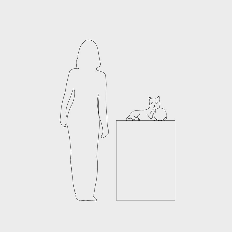 Lampada da tavolo Birba a forma di gatto bianco in resina e polvere di marmo con sfera luminosa in vetro