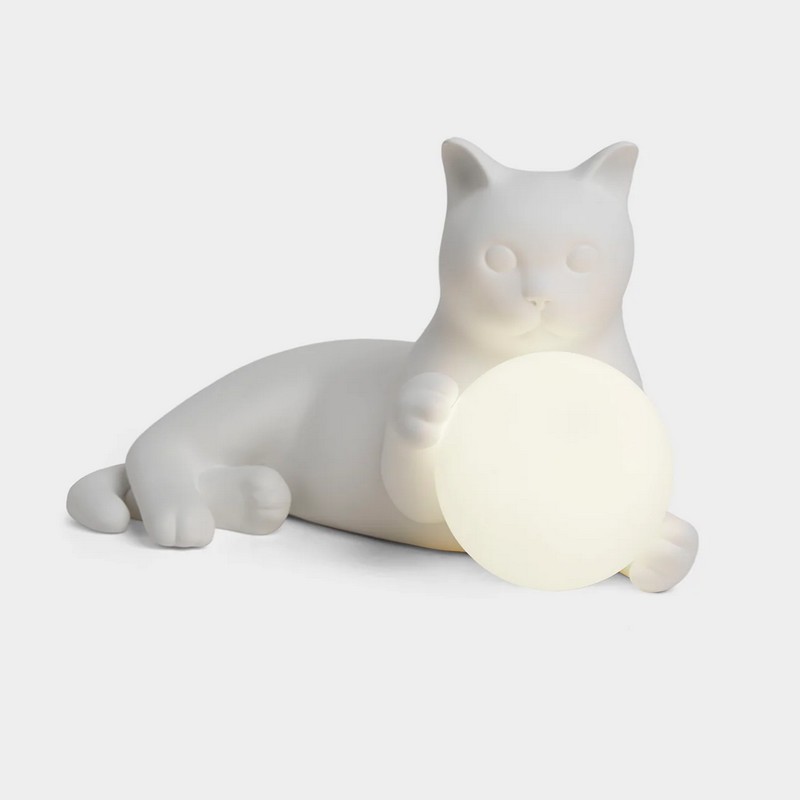Lampada da tavolo Birba a forma di gatto bianco in resina e polvere di marmo con sfera luminosa in vetro
