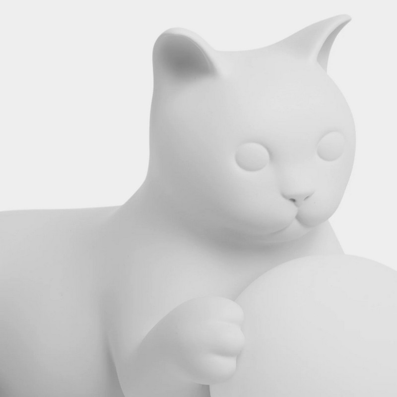Lampada da tavolo Birba a forma di gatto bianco in resina e polvere di marmo con sfera luminosa in vetro