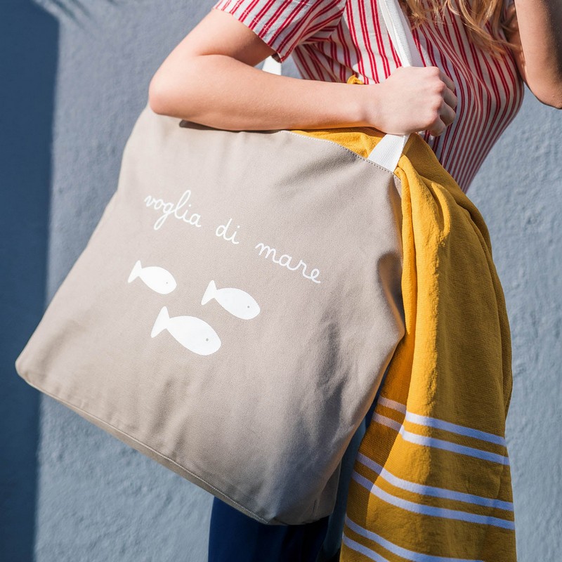 Borsa estiva in cotone color sabbia con manici bianchi decorata con pesci e scritta “Voglia di mare”