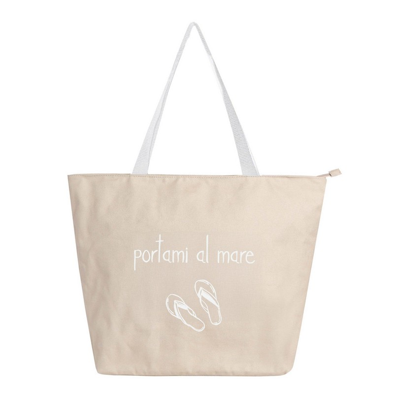 Borsa estiva in cotone color sabbia con manici bianchi e chiusura zip, decorata con infradito e scritta “Portami al mare”