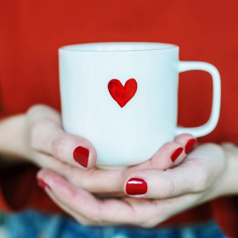 Tazza mug bianca in gres decorata con cuore rosso