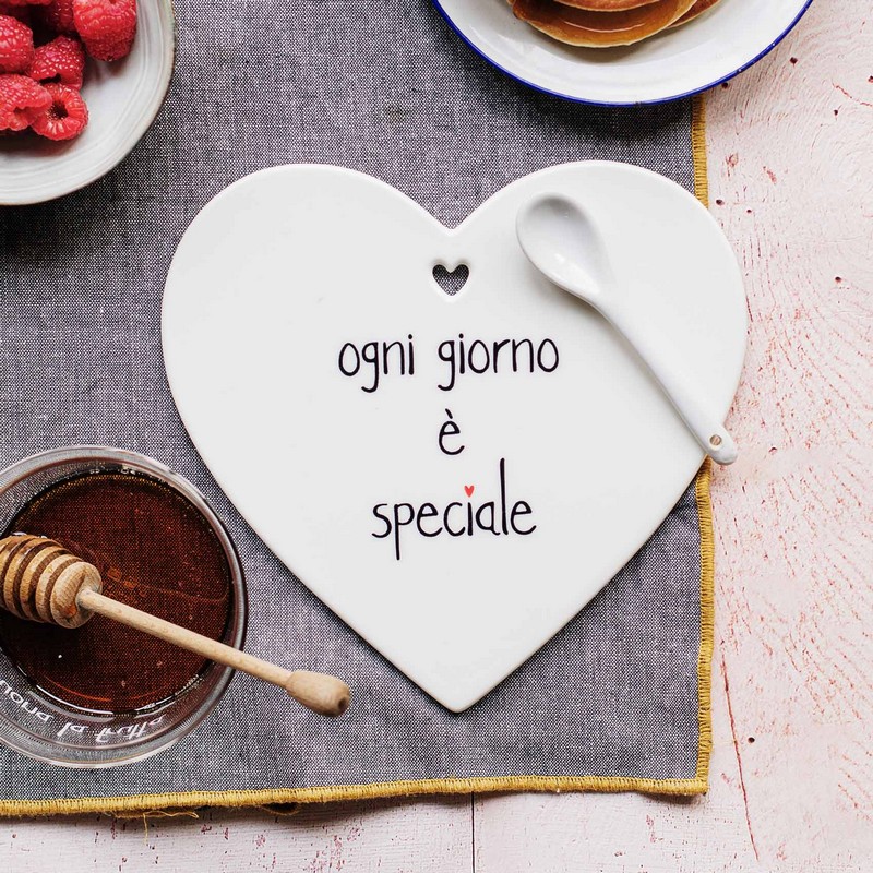 Sottopentola in gres a forma di cuore decorato con scritta “Ogni giorno è speciale”