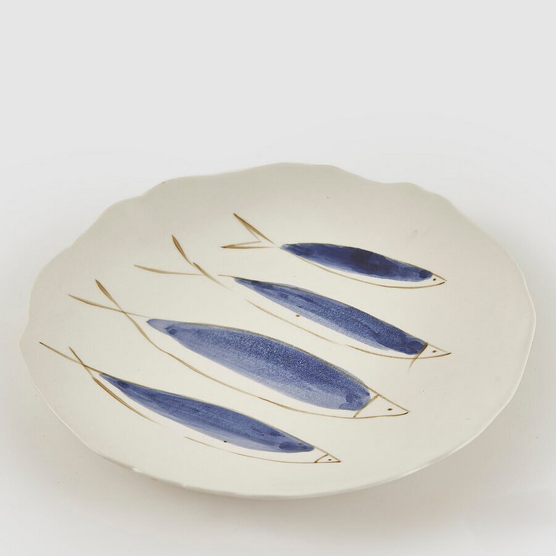 Piatto decorativo bianco in ceramica decorato con sardine