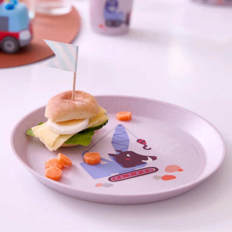 Piatto per bambini grigio-viola decorato con cinghiale operaio in bioplastica riciclabile, utilizzabile in lavastoviglie, microonde e freezer