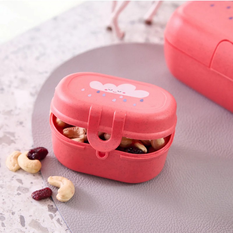 Mini snackbox rosso corallo per bambini decorato con nuvola in bioplastica riciclabile, utilizzabile in lavastoviglie