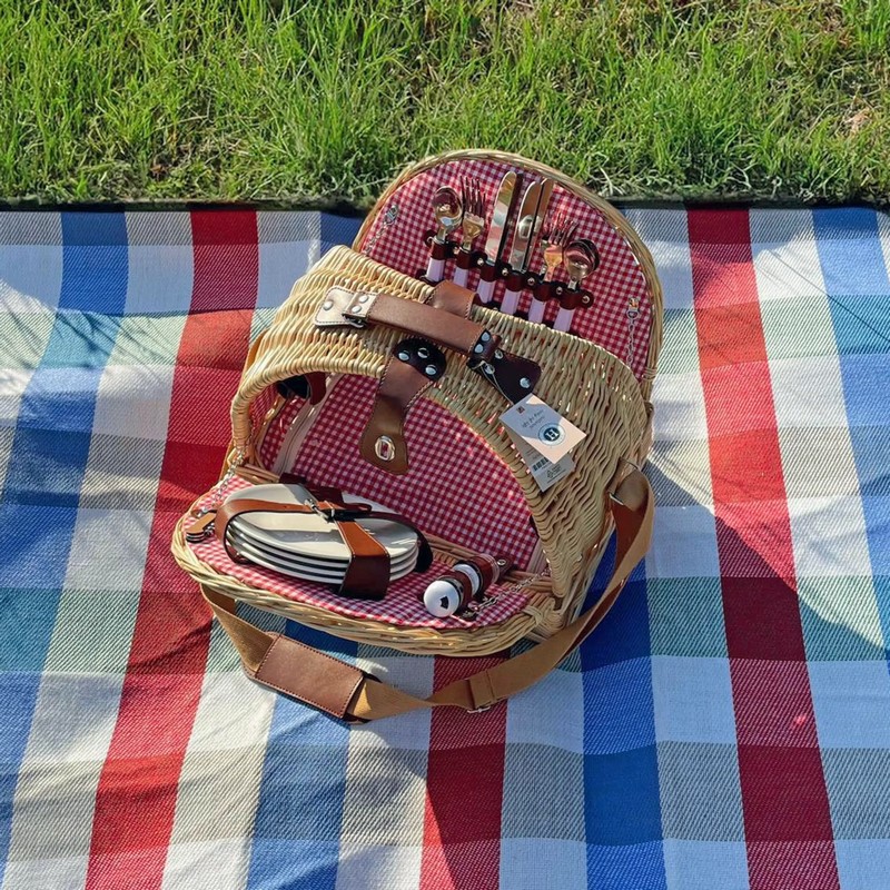 Cesto termico in legno con manico con set completo da picnic per 4 persone, contenente:  - posate in acciaio inox con manico in PP; - apribottiglie in acciaio inox con manico in legno; - piatti in ceramica; - bicchieri da vino in vetro