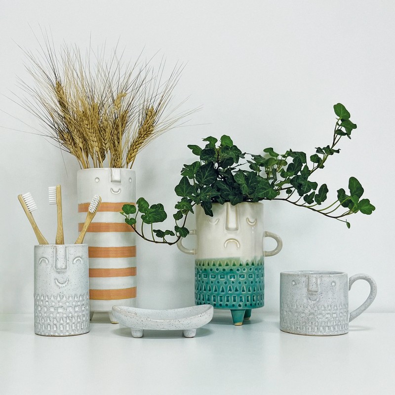 Portaspazzolino grigio con faccia sorridente in ceramica, utilizzabile anche come vaso