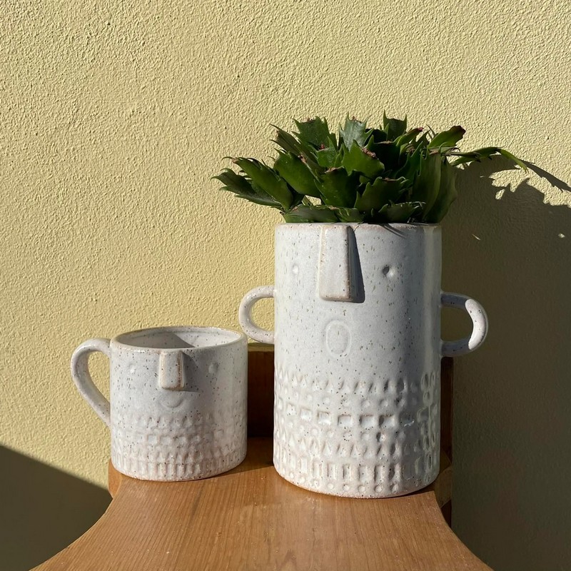 Vaso grigio con faccia stupita in ceramica
