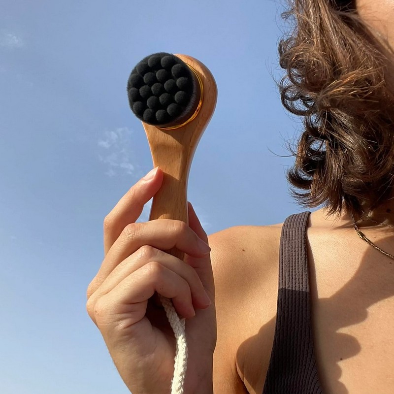 Spazzola per viso tutto in uno in fibra di carbone di bambù con manico in legno di faggio