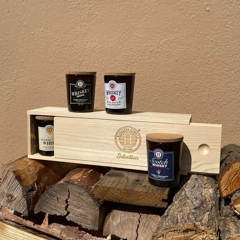 Set 4 candele profumate a tema whisky in cera di soia contenute in cofanetto di legno
