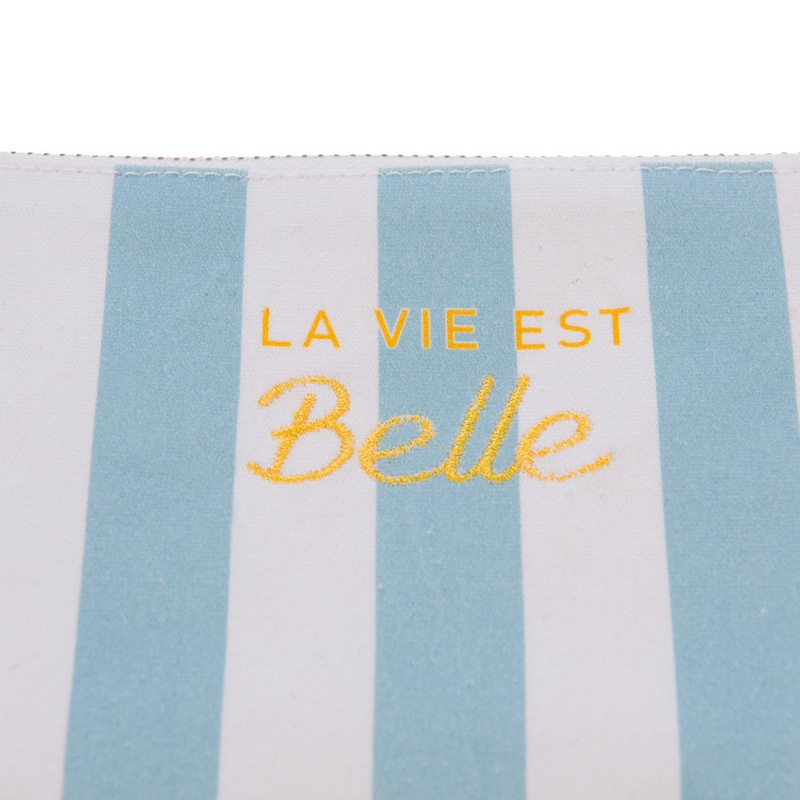 Pochette con zip in tessuto a righe bianche e azzurre con scritta “La vie est belle”
