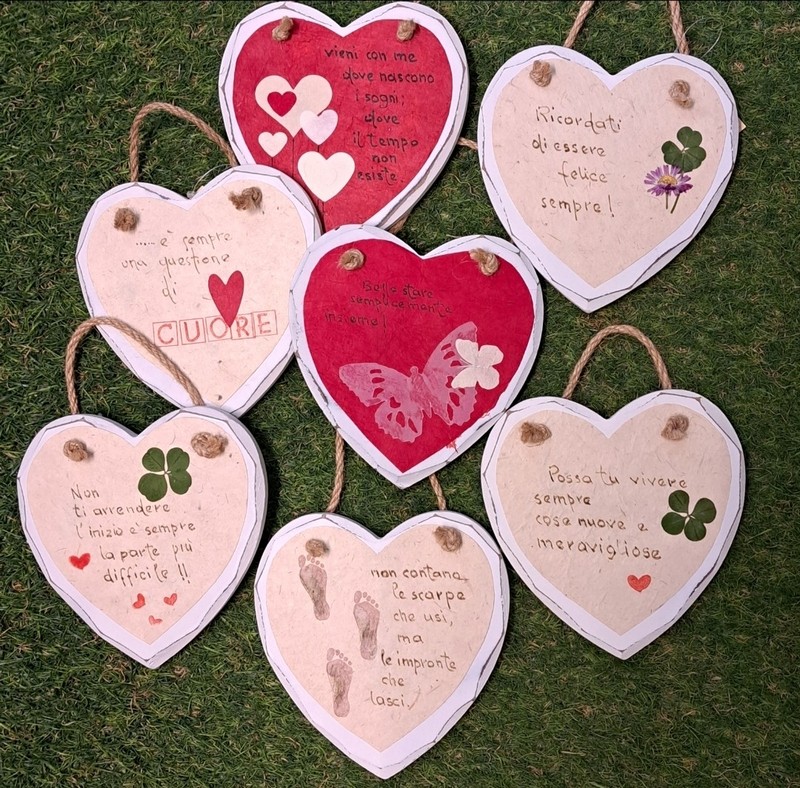 Cuore in legno da appendere decorato con dedica assortita